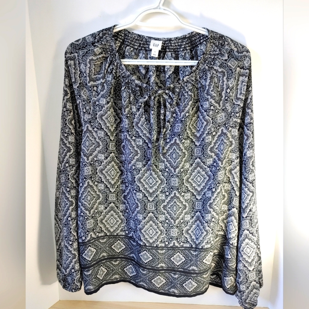 Gap size small flowy top with tie keyhole neck
